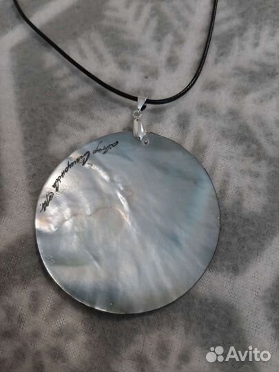 Подвеска кулон Павлин из перламутра с росписью