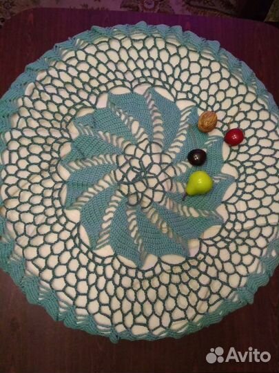 Двухцветная ажурная скатерть на круглый стол
