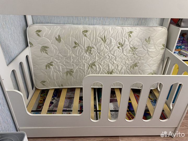 Продам детскую кровать домик с ящиком и матрасом