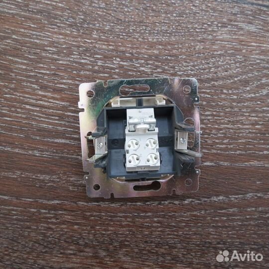 Телефонная розетка Legrand RJ-11