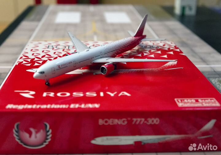 Модель самолета Boeing 777-300 в масштабе 1:400