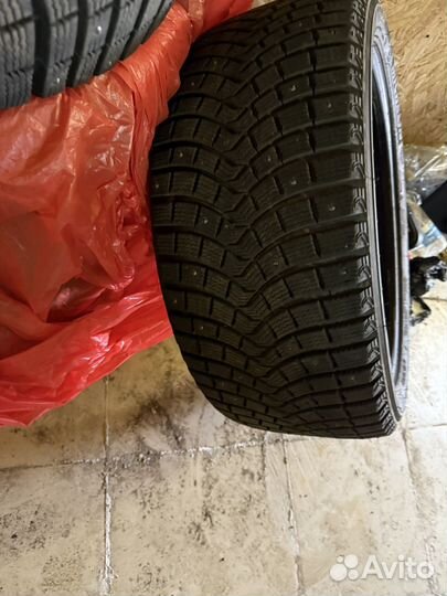 Michelin Latitude X-Ice North 275/40 R21 и 305/35 R21 105