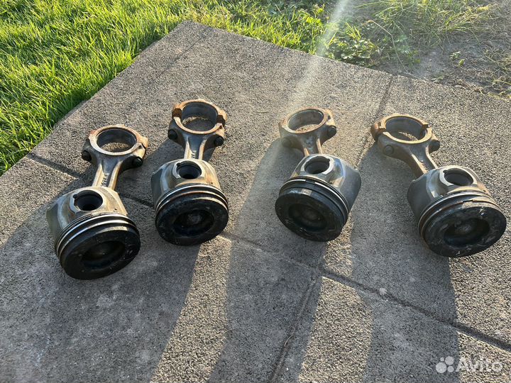 Поршень с шатуном d4cb в сборе