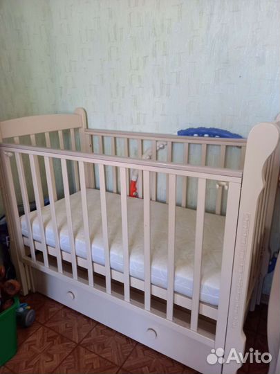 Детская кроватка с маятником