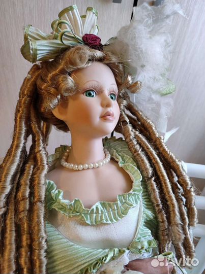 Кукла фарфоровая