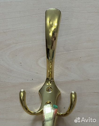 Крючок мебельный трехрожковый золото