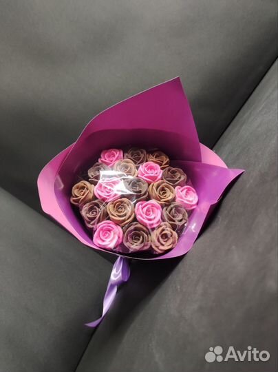 Букет - 19 Роз из Трёх Видов Шоколада