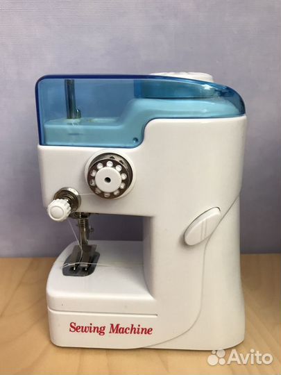 Миниатюрная швейная машинка
