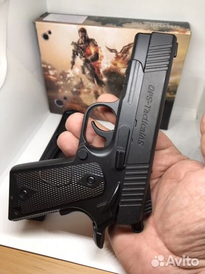 Зажигалка в виде модели Colt 818