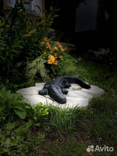 Крокодил садовая фигура из бетона, подарок