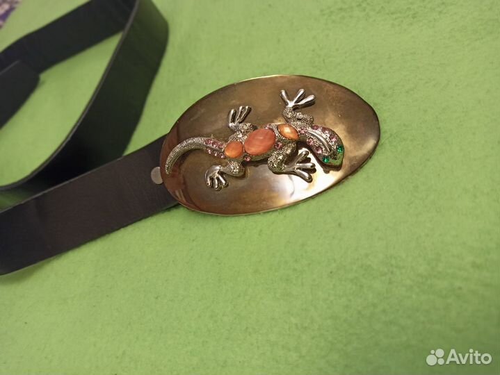 Ремень с ящерицей на пряжке