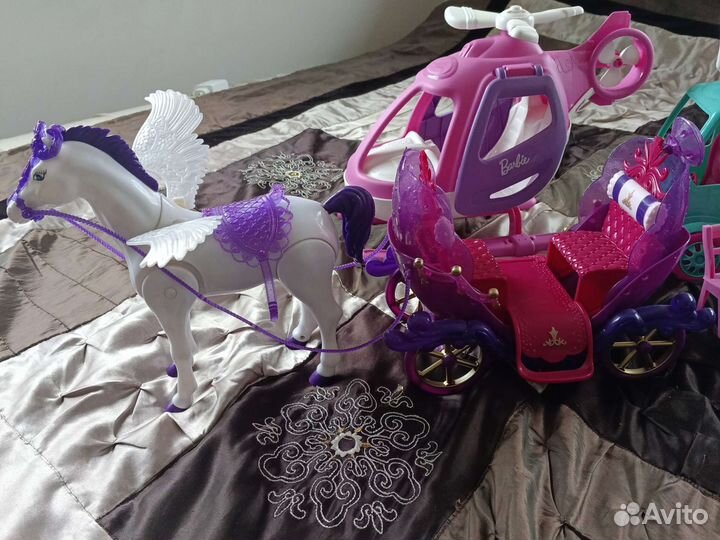 Фургон мороженого, карета с лошадью, вертолет