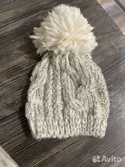 Светлая женская шапка с помпоном