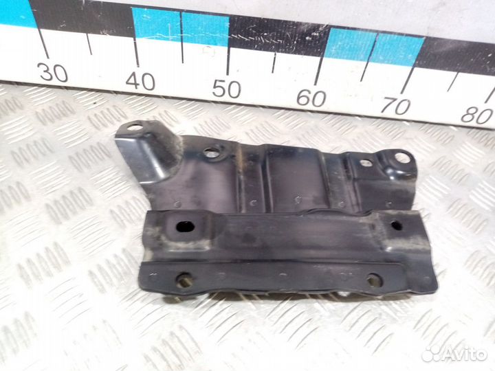 Б/У Кронштейн передей стойки правый#001