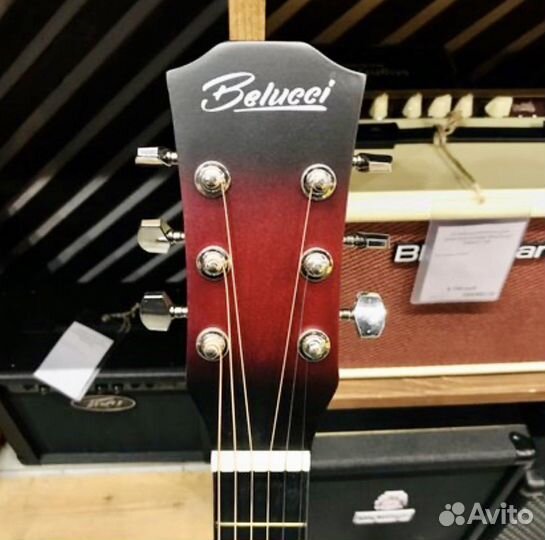 Акустическая гитара красная