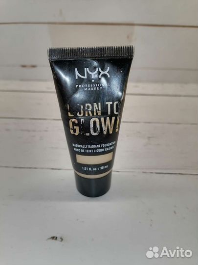 Тональный с эффектом сияния NYX born to glow