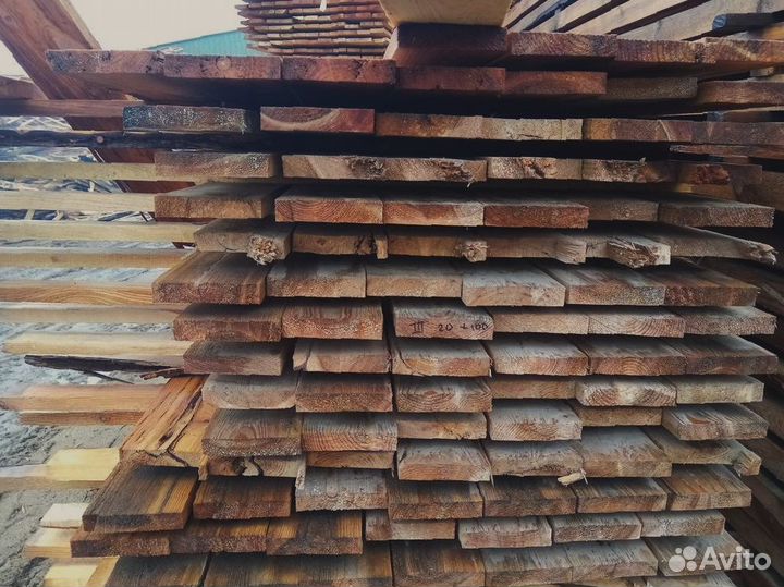 Прочные доски из сосны, надежное основание для строительства