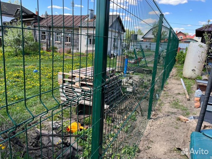 Установка 3Д забора для дачи из сетки рабицы