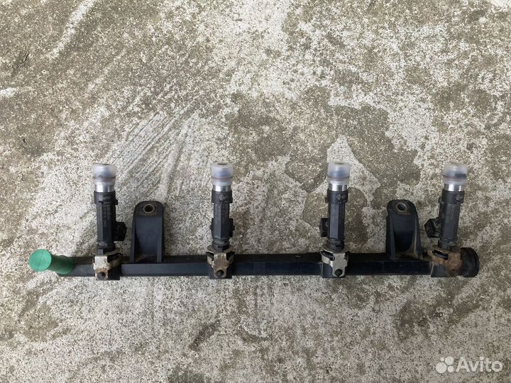 Топливная рампа с форсунками renault logan