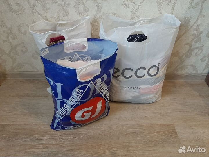 Отдам бесплатно вещи на девочку 3,5-6лет