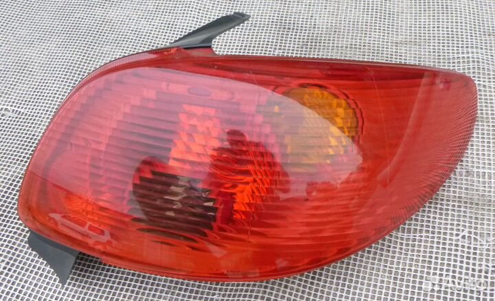 Пежо 206 фонарь задний правый на хэтчбек