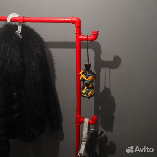 Вешалка из водопроводных труб