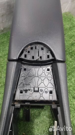 Консоль центральная с подлокотником Mercedes Benz
