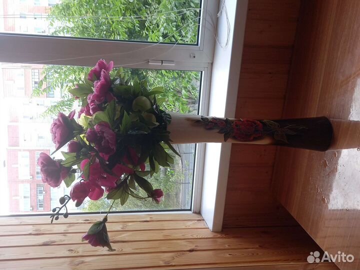 Керамическая ваза с цветами