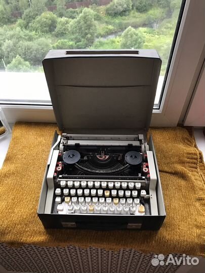 Пишущая машинка unis TBM Deluxe