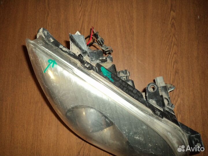 Фара правая toyota avensis II (2003-2006)