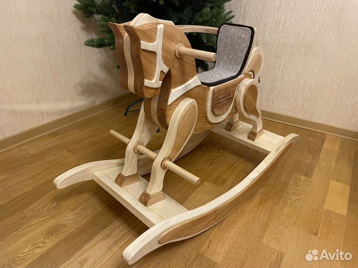 Деревянная лошадка-качалка