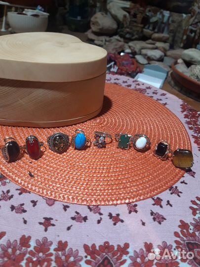 Кольца с камнями искусственными и натуральными