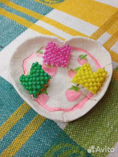 Котята в шапочках из бисера