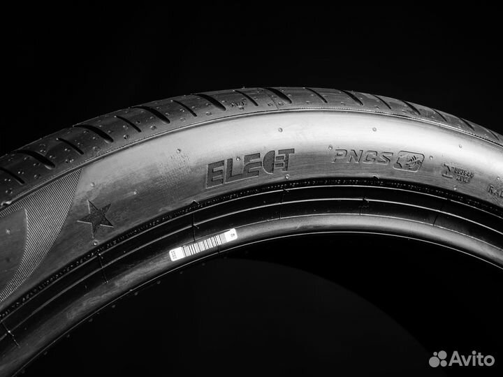 Pirelli P Zero PZ4 295/35 R23 и 255/40 R23 116Y