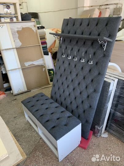 Прихожая в каретной стяжке с пуфом