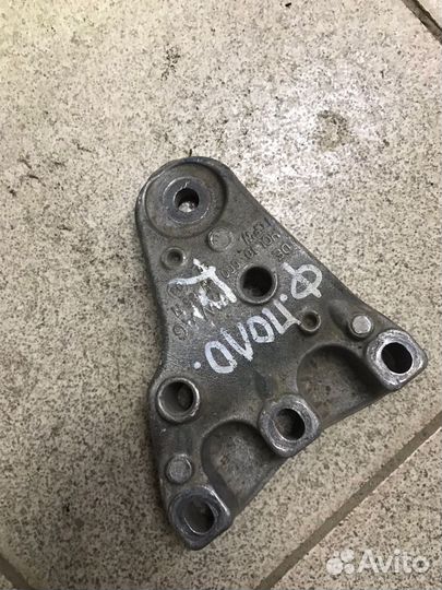 Кронштейн опоры двс Polo sedan Skoda 6Q0199185T