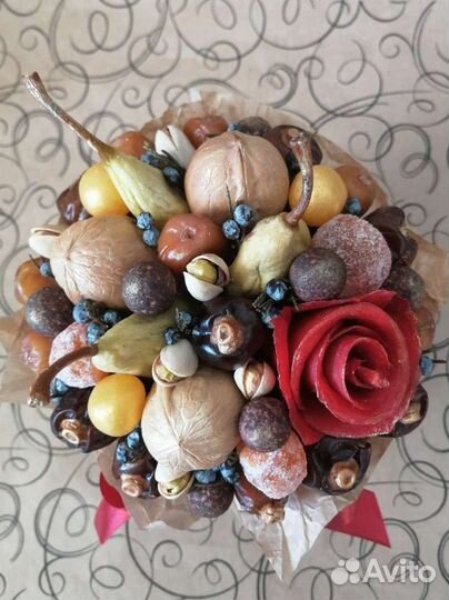 Съедобный букет из орехов и сухофруктов