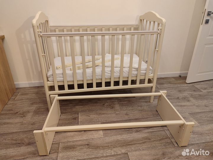 Кроватка с маятником, матрасом и бортиками