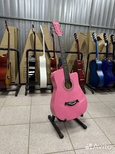 Акустическая гитара розовая