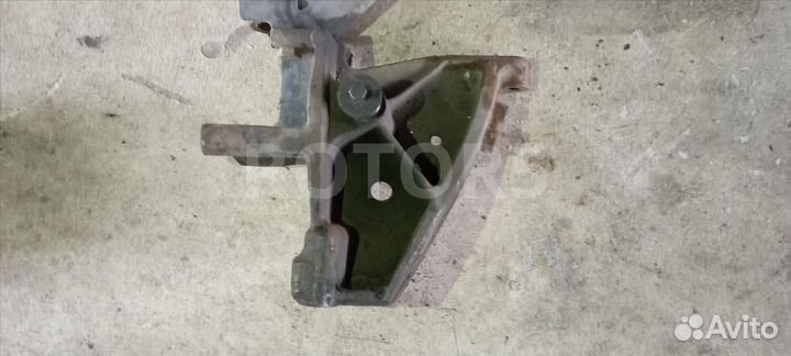 Кронштейн усилителя переднего бампера нижний