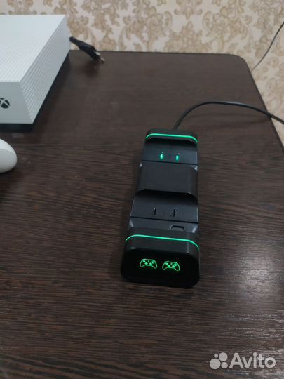 Xbox One S 500 gb + 2 геймпада