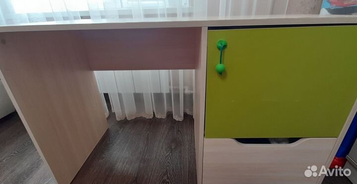Детский письменный стол