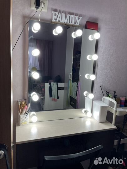 Туалетный столик с гримёрным зеркалом