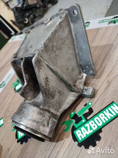 Кронштейн полуоси Bmw X3 E83 3.0D M57N2 02.22.2006