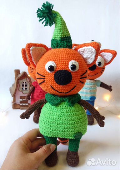 Игрушки вязаные. Синий трактор, Котики, тикки