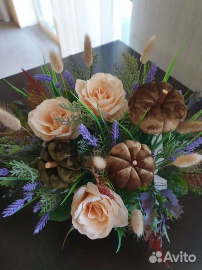 Композиция из искусственных цветов