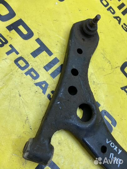 Рычаг передний правый нижний Toyota Voxy