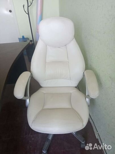Офисное кожаное кресло