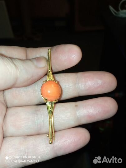 Антикварная золотая брошь с кораллом
