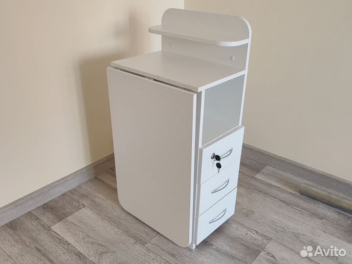 Маникюрный стол